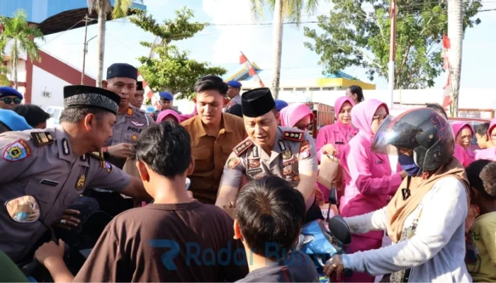 Ramadan Berkah, Kapolres Barsel dan Bhayangkari Bagikan Takjil di Bundaran HI Buntok