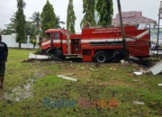 Truk Damkar Barsel Tabrak Pagar Kantor Bupati Saat Menuju Lokasi Kebakaran