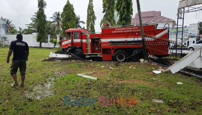 Truk Damkar Barsel Tabrak Pagar Kantor Bupati Saat Menuju Lokasi Kebakaran