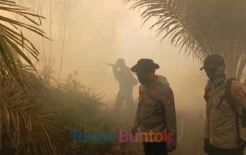 Kapolres Barsel Turun Langsung Padamkan Karhutla di Desa Pamangka